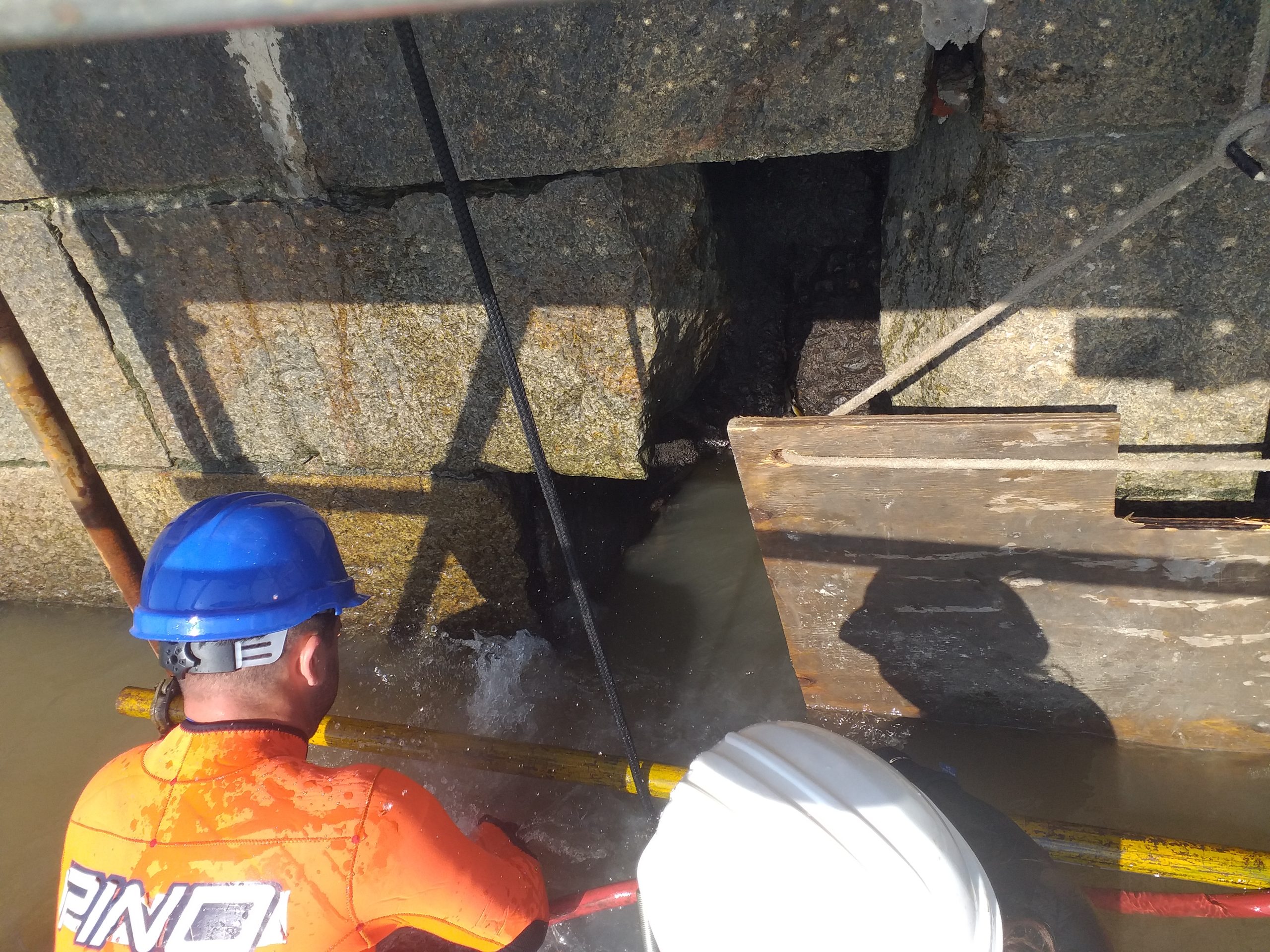 Trabajo de buceo y salvamento en estructura portuaria