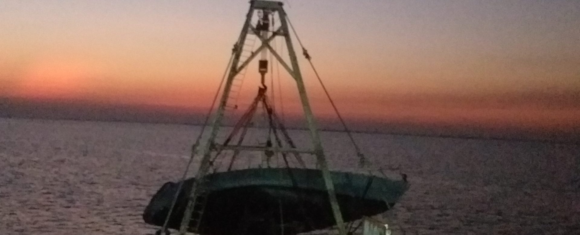 Grúa y equipo de izaje trabajando en el agua