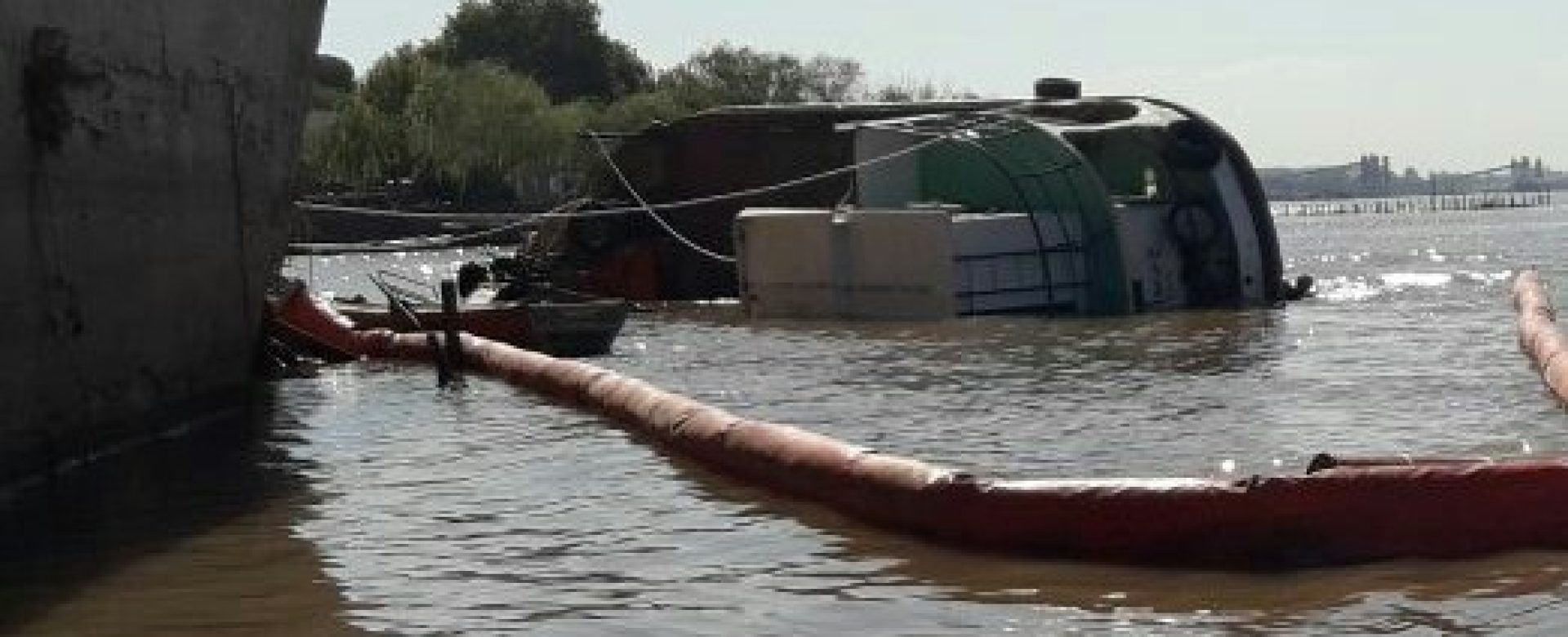 Embarcación de costado o semihundida en trabajo de salvamento